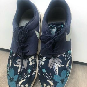 Nike Shoes - Women’s tropical Nike Roshe Nike Shoes - Women’s tropical Nike Roshe